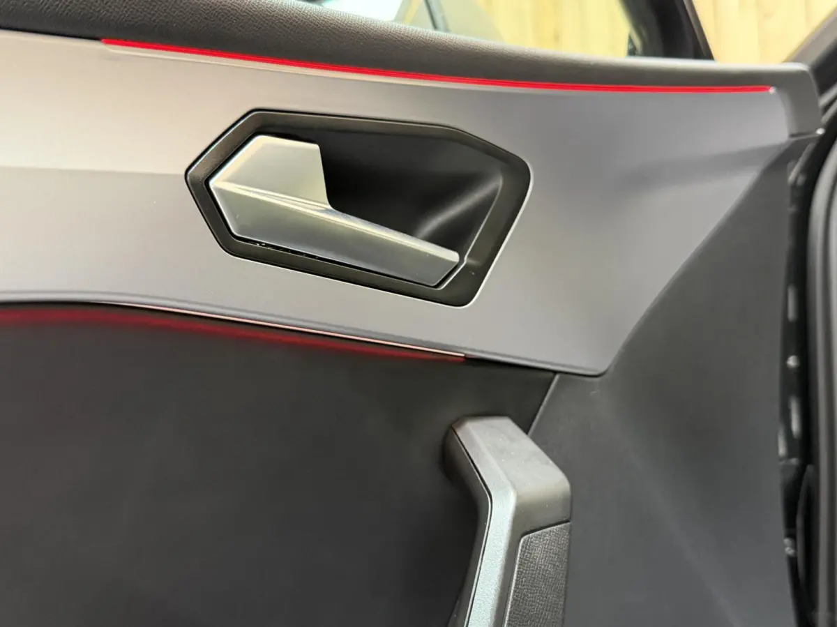 1.0 eTSI FR Business Intense Automaat | Metaalkleur | Apple CarPlay/Android Auto Full-link | LED verlichting | Climate control | Cruise control adaptief | Navigatiesysteem | Achteruitrijcame