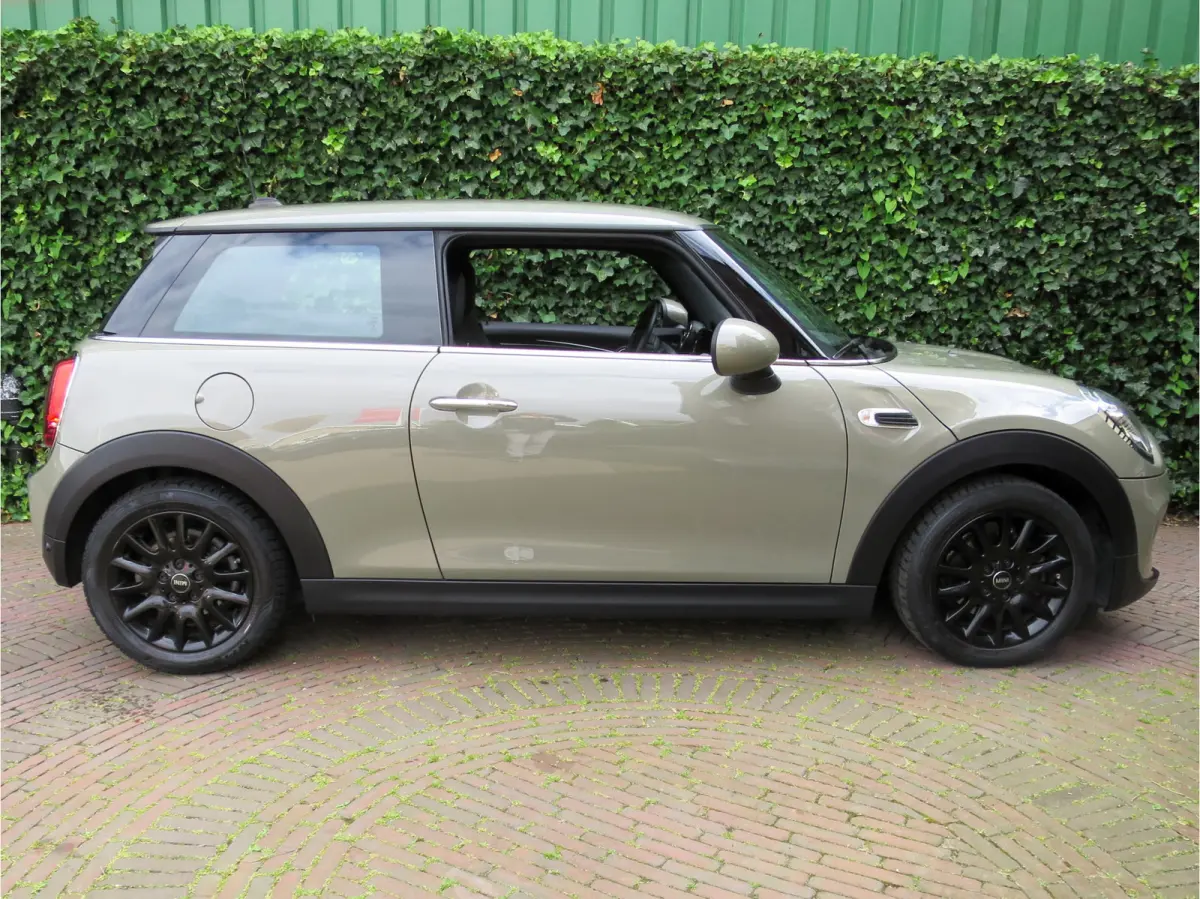 1.5 Chili F56 LCI LED, Navi, Apple CarPlay, DAB en 16"