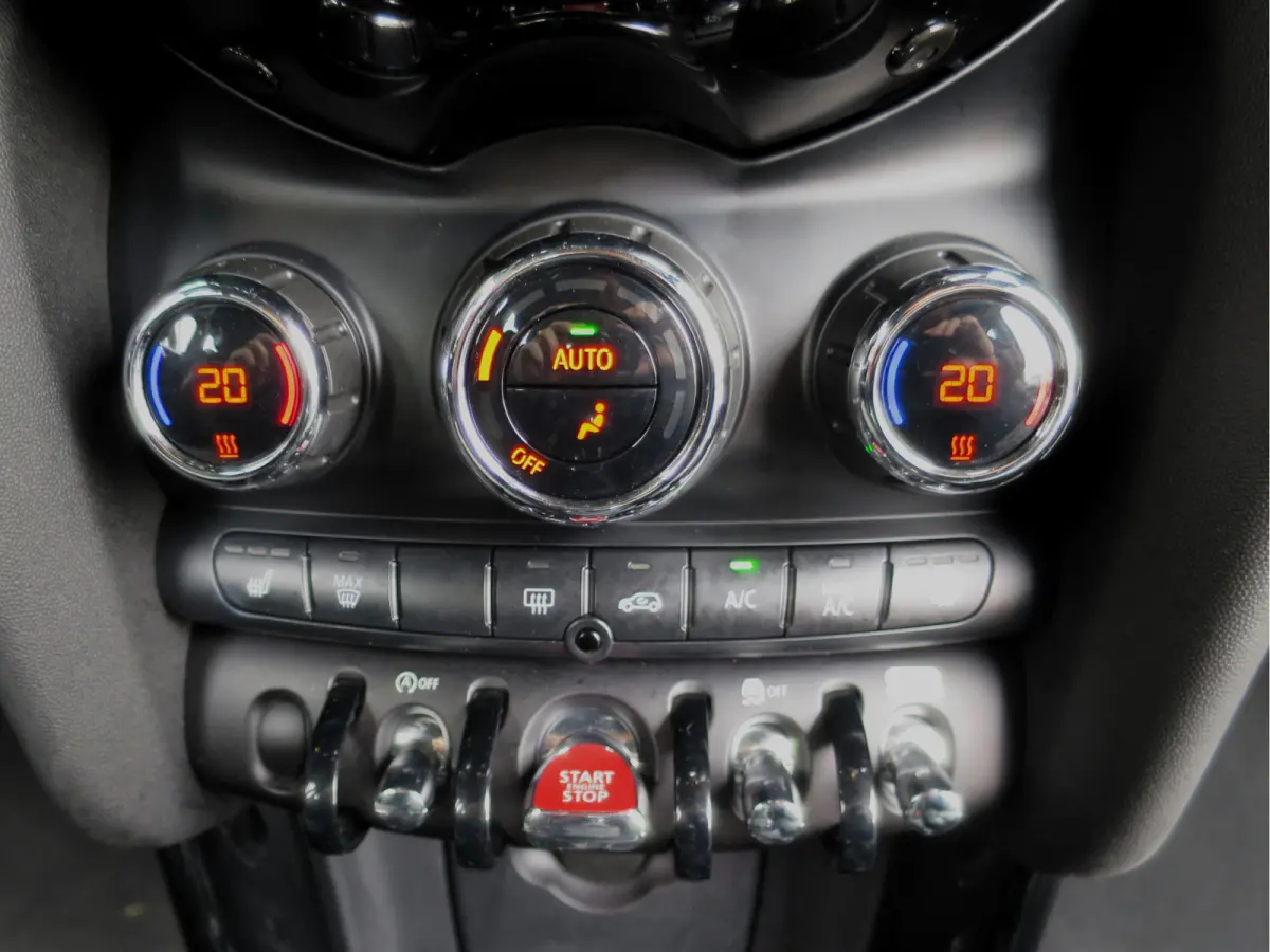 1.5 Chili F56 LCI LED, Navi, Apple CarPlay, DAB en 16"