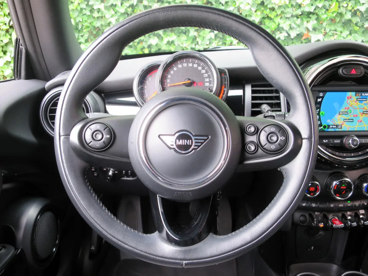 1.5 Chili F56 LCI LED, Navi, Apple CarPlay, DAB en 16"