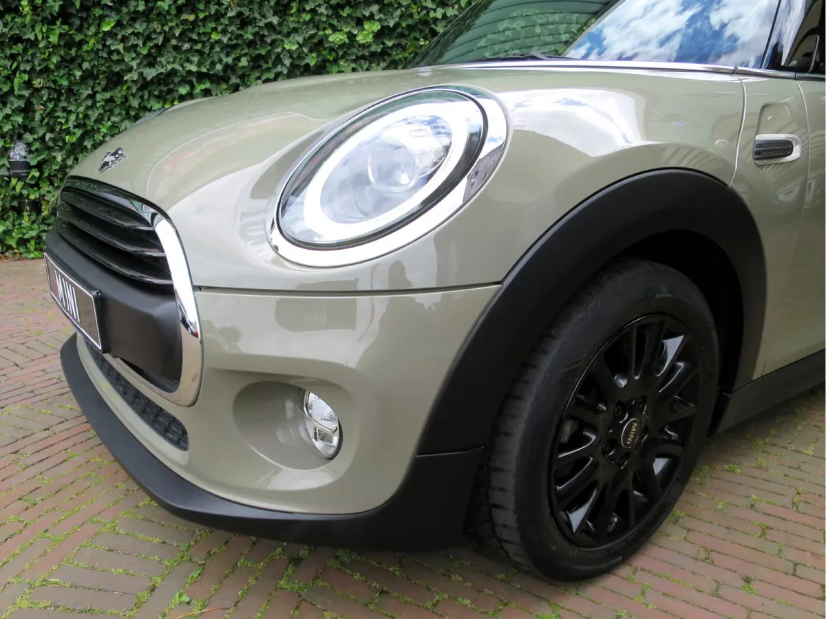 1.5 Chili F56 LCI LED, Navi, Apple CarPlay, DAB en 16"