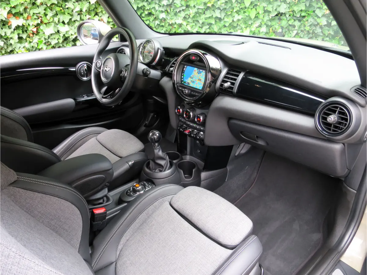 1.5 Chili F56 LCI LED, Navi, Apple CarPlay, DAB en 16"