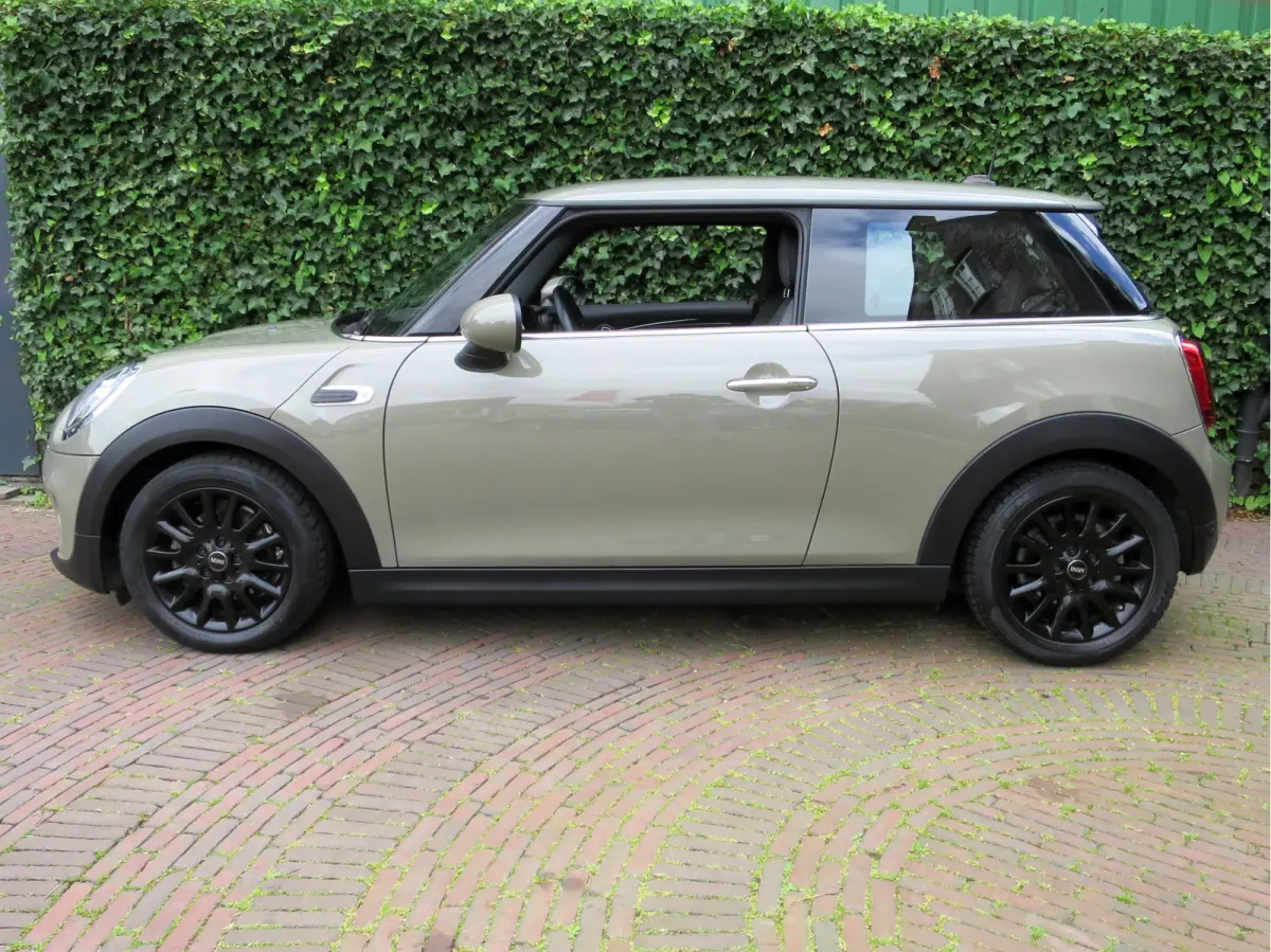 1.5 Chili F56 LCI LED, Navi, Apple CarPlay, DAB en 16"