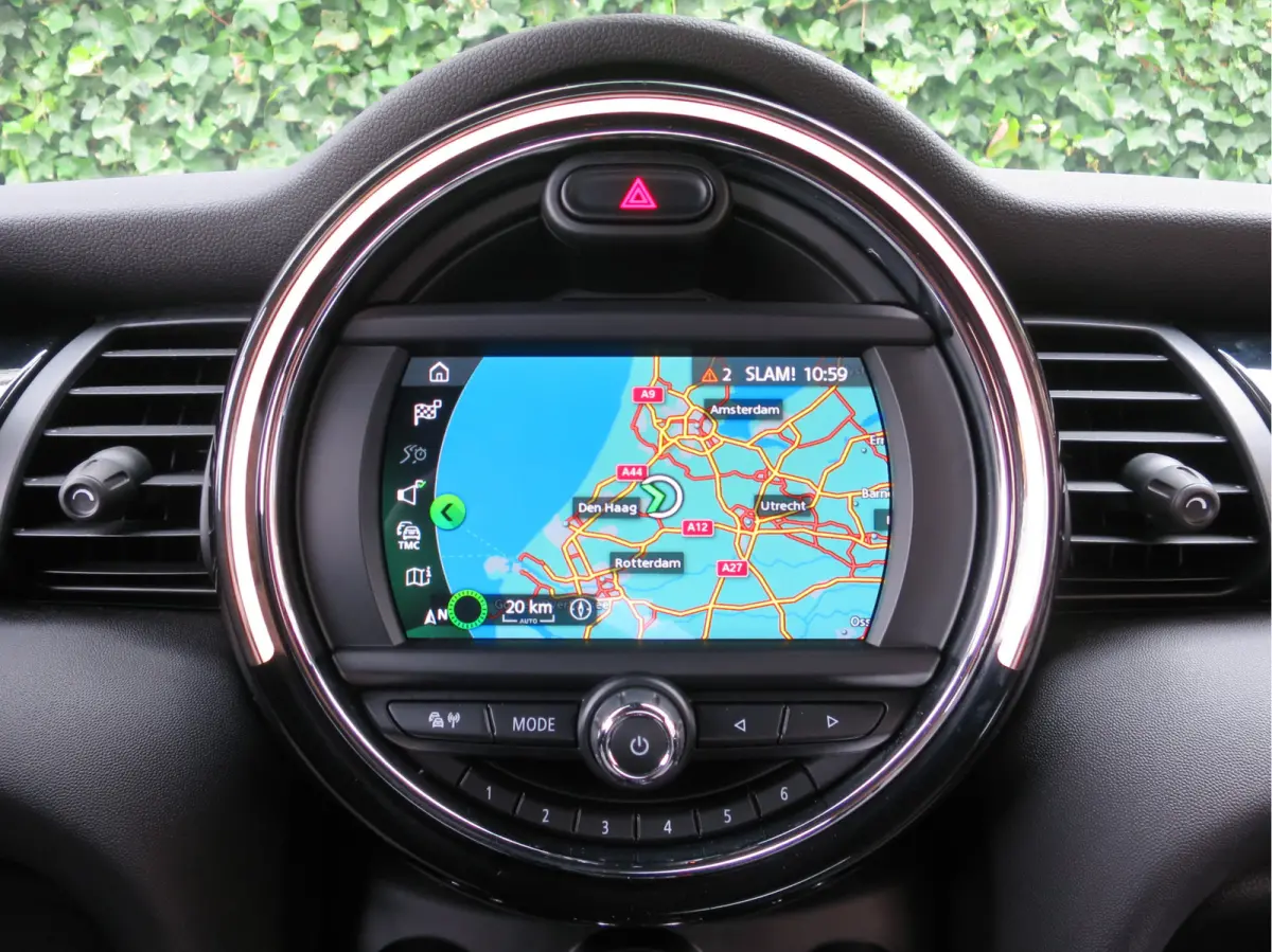 1.5 Chili F56 LCI LED, Navi, Apple CarPlay, DAB en 16"