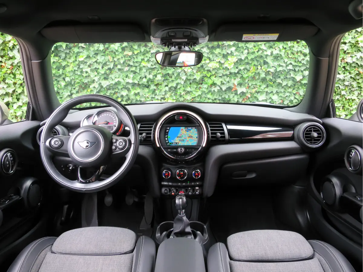 1.5 Chili F56 LCI LED, Navi, Apple CarPlay, DAB en 16"