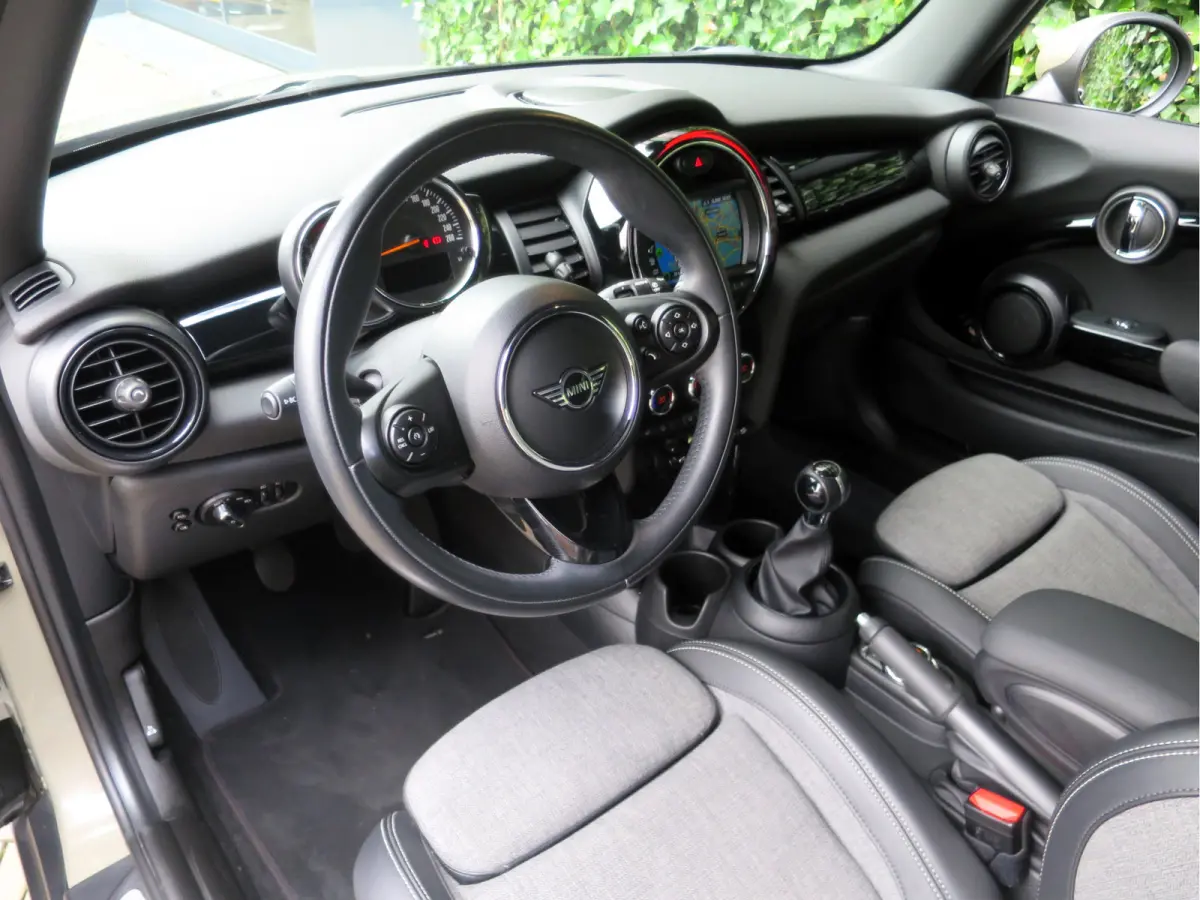 1.5 Chili F56 LCI LED, Navi, Apple CarPlay, DAB en 16"