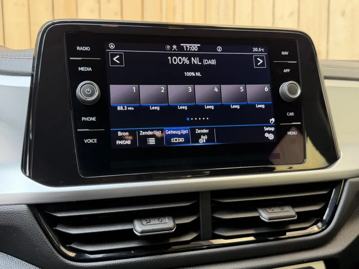 1.0 TSI Life 75 Edition Apple CarPlay/Android Auto | Airconditioning | Cruise control adaptief | LED koplampen | Lichtmetalen velgen | Rijstrooksensor | Getint glas | Achteruitrijcamera