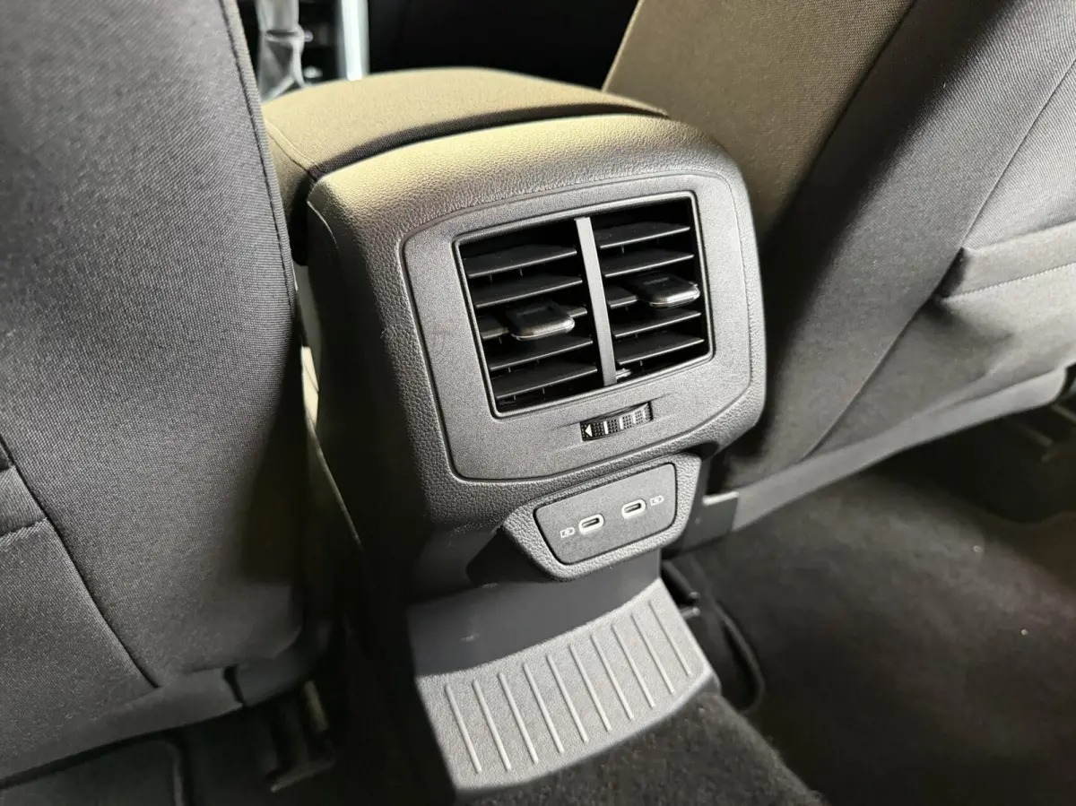 1.0 TSI Life 75 Edition Apple CarPlay/Android Auto | Airconditioning | Cruise control adaptief | LED koplampen | Lichtmetalen velgen | Rijstrooksensor | Getint glas | Achteruitrijcamera
