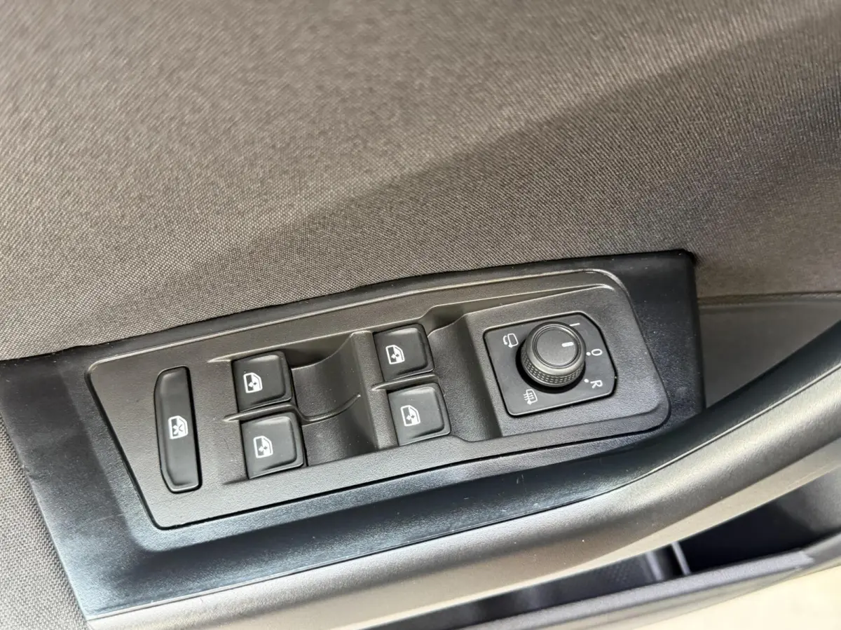 1.0 TSI Life 75 Edition Apple CarPlay/Android Auto | Airconditioning | Cruise control adaptief | LED koplampen | Lichtmetalen velgen | Rijstrooksensor | Getint glas | Achteruitrijcamera
