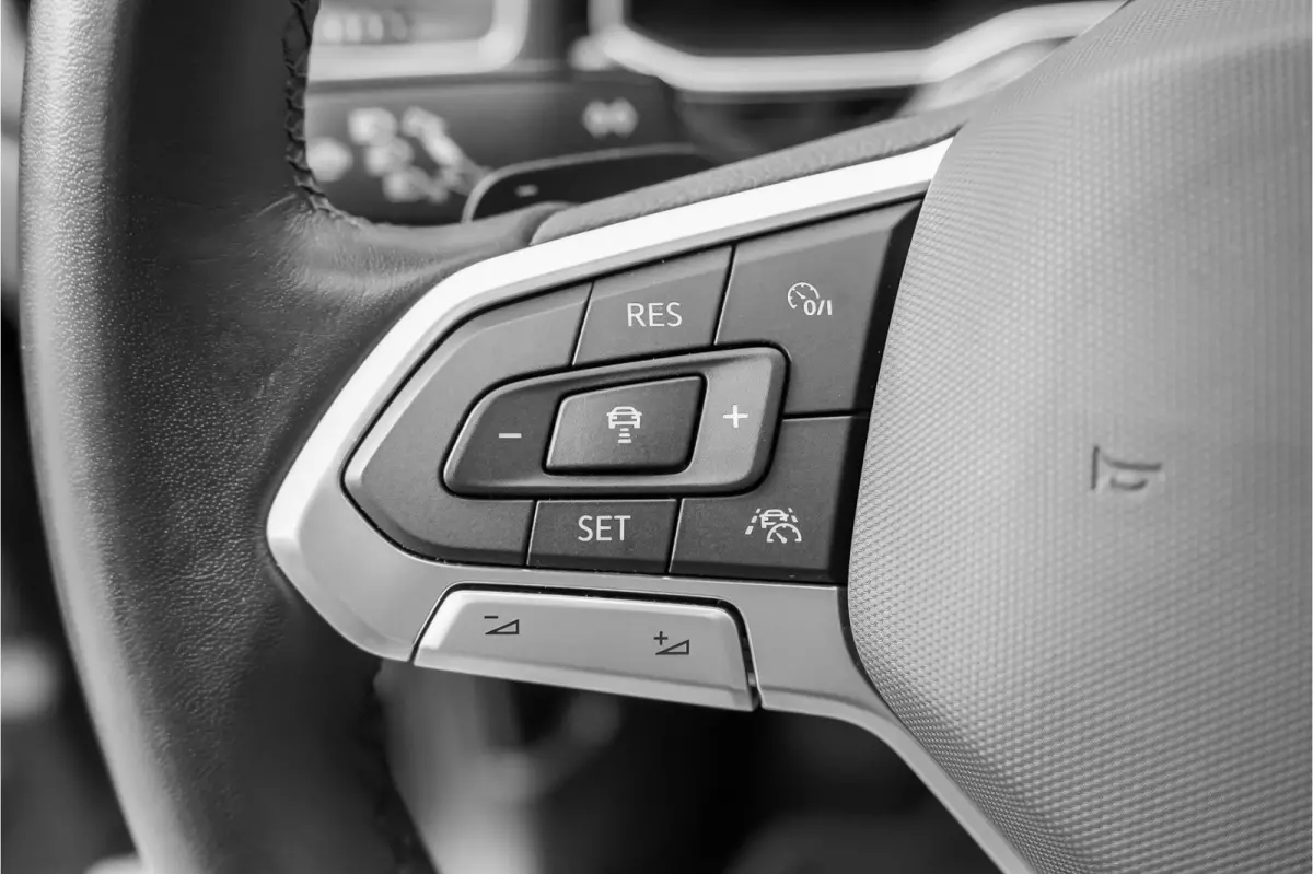 1.0 TSI R-Line Pano Camera IQ Light ACC Virtual Cockpit