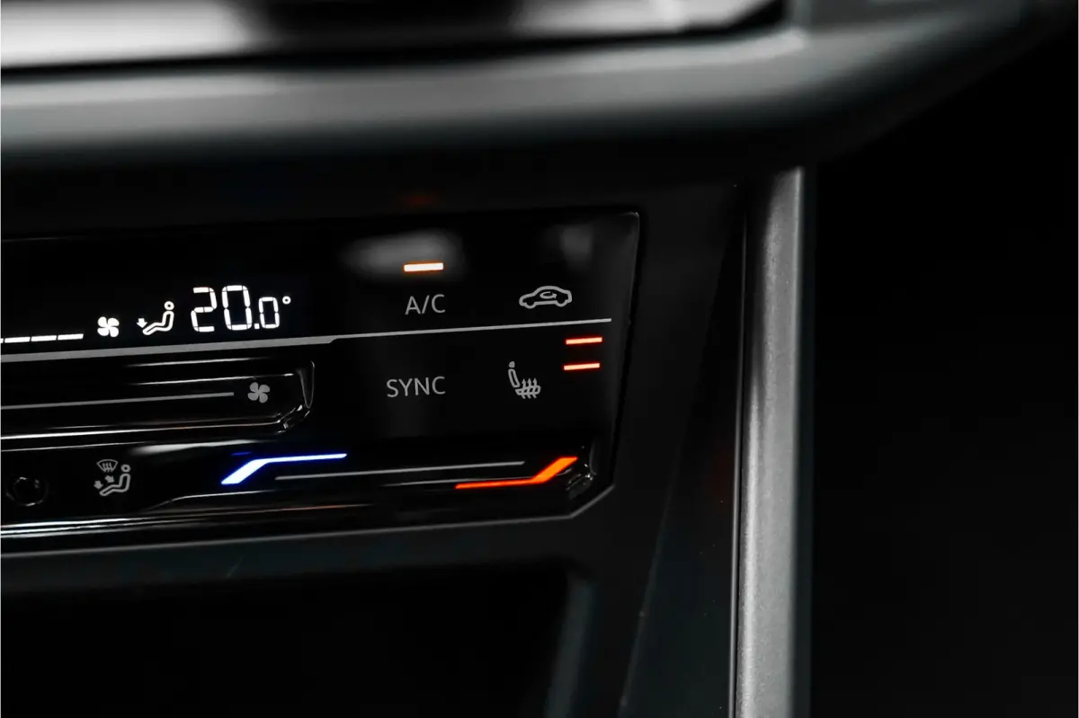 1.0 TSI R-Line Pano Camera IQ Light ACC Virtual Cockpit