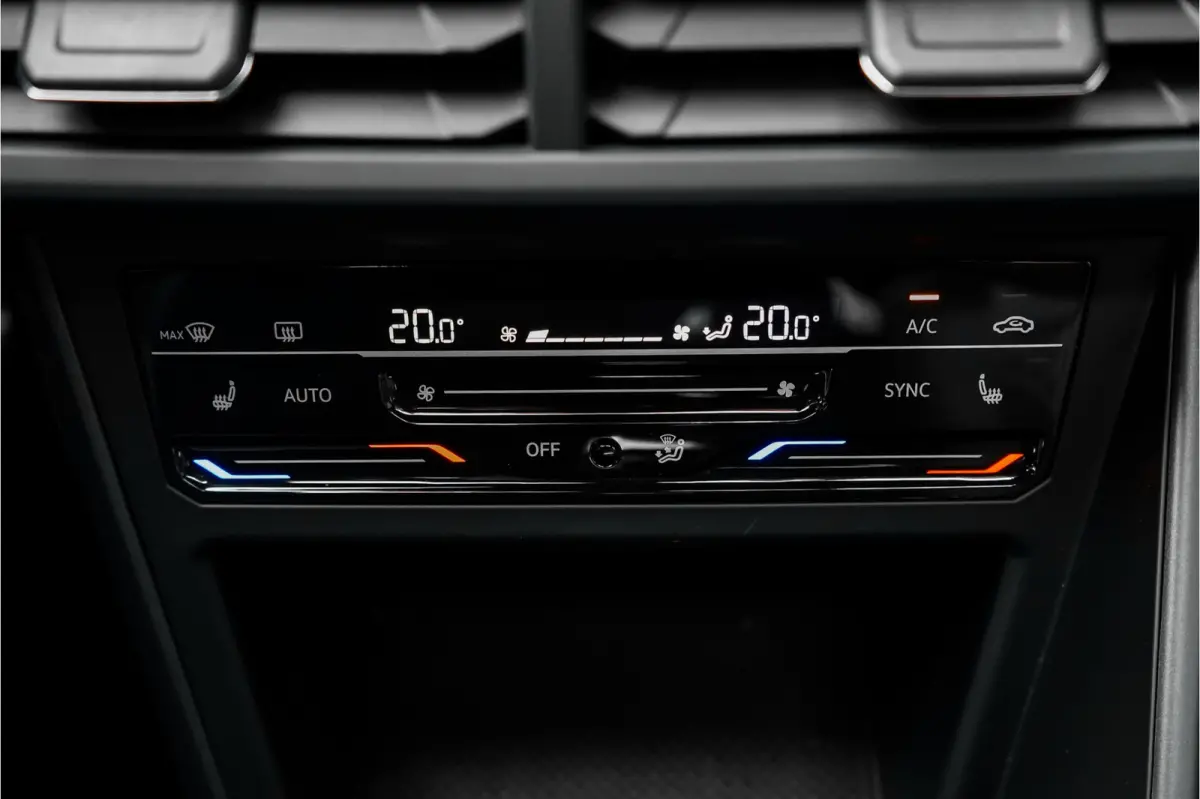 1.0 TSI R-Line Pano Camera IQ Light ACC Virtual Cockpit