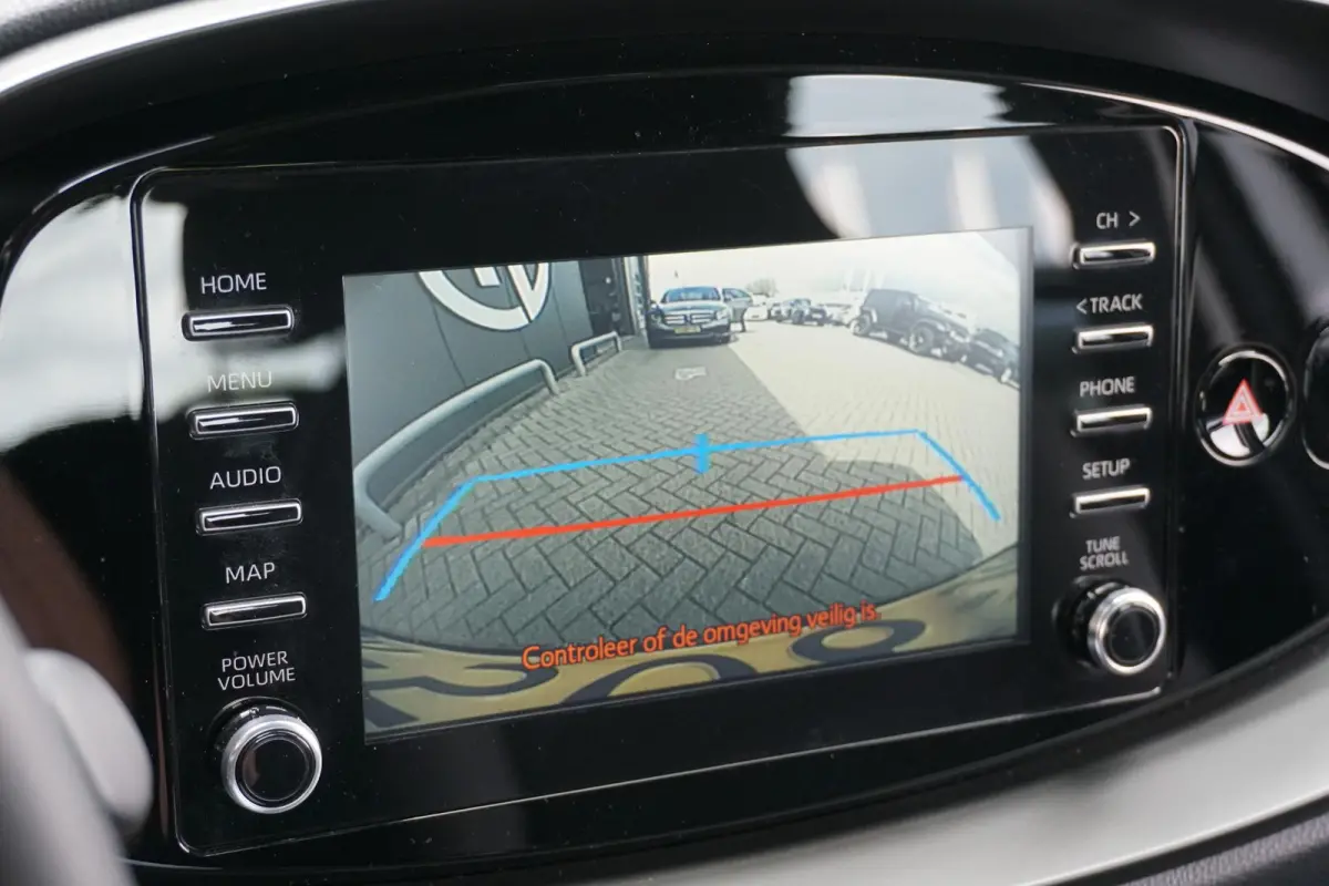 1.0 VVT-i MT Play + CAMERA / ADAPTIEVE CRUISE / CARPLAY