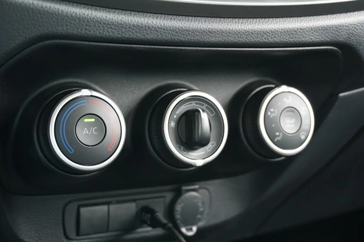 1.0 VVT-i MT Play + CAMERA / ADAPTIEVE CRUISE / CARPLAY