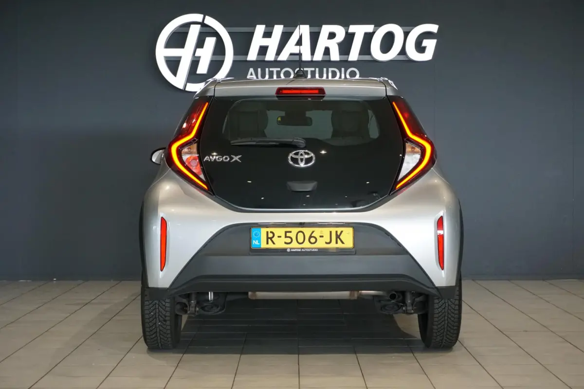 1.0 VVT-i MT Play + CAMERA / ADAPTIEVE CRUISE / CARPLAY