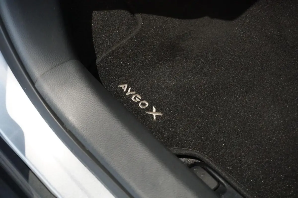 1.0 VVT-i MT Play + CAMERA / ADAPTIEVE CRUISE / CARPLAY