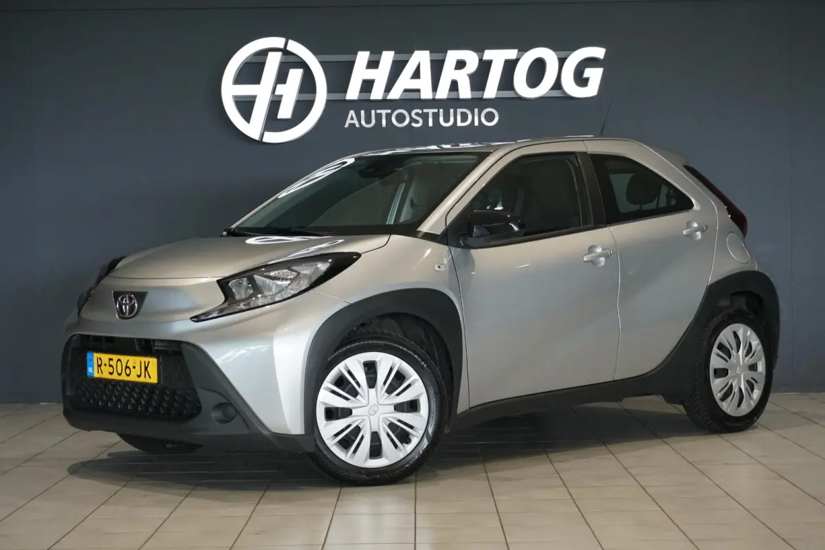 1.0 VVT-i MT Play + CAMERA / ADAPTIEVE CRUISE / CARPLAY