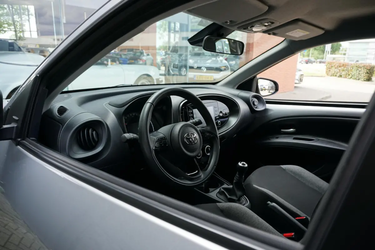 1.0 VVT-i MT Play + CAMERA / ADAPTIEVE CRUISE / CARPLAY