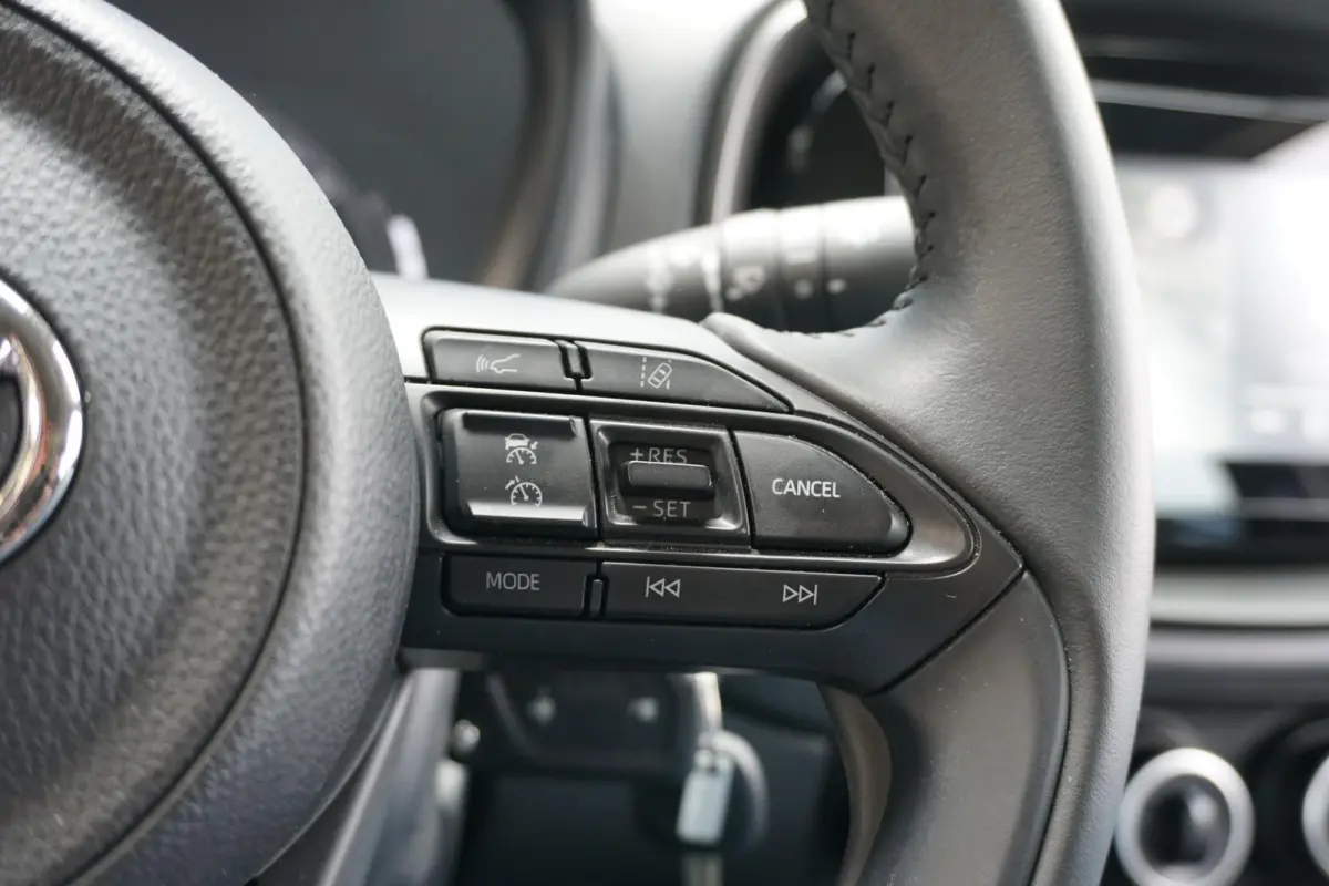 1.0 VVT-i MT Play + CAMERA / ADAPTIEVE CRUISE / CARPLAY