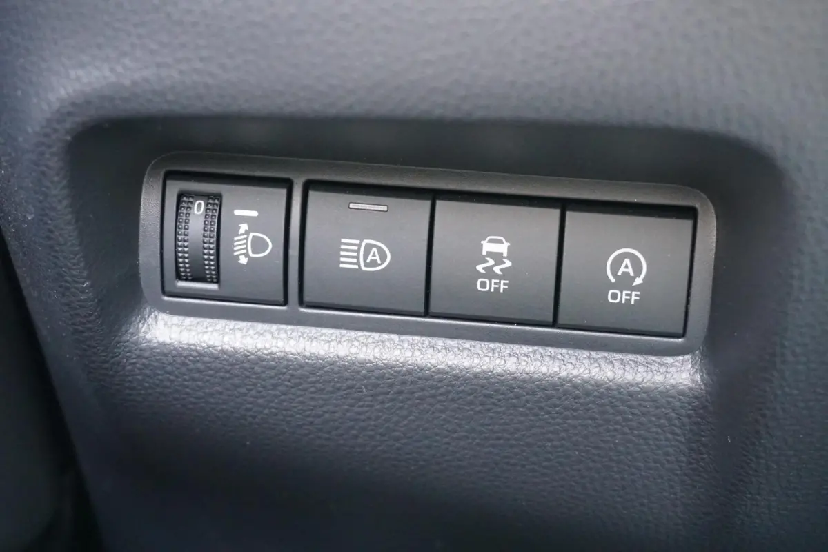 1.0 VVT-i MT Play + CAMERA / ADAPTIEVE CRUISE / CARPLAY