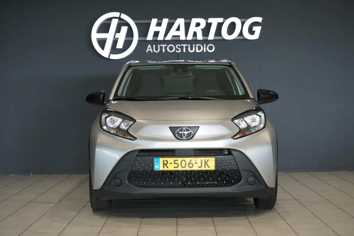 1.0 VVT-i MT Play + CAMERA / ADAPTIEVE CRUISE / CARPLAY