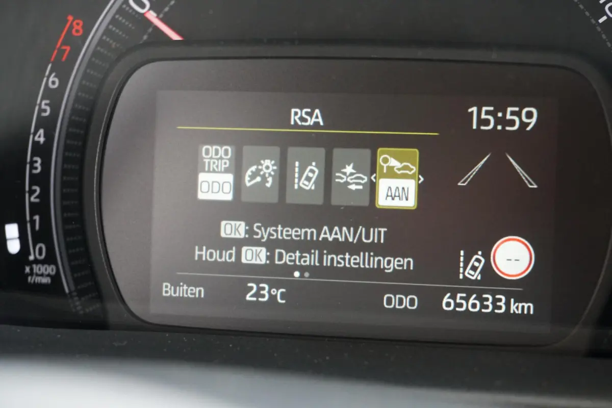 1.0 VVT-i MT Play + CAMERA / ADAPTIEVE CRUISE / CARPLAY