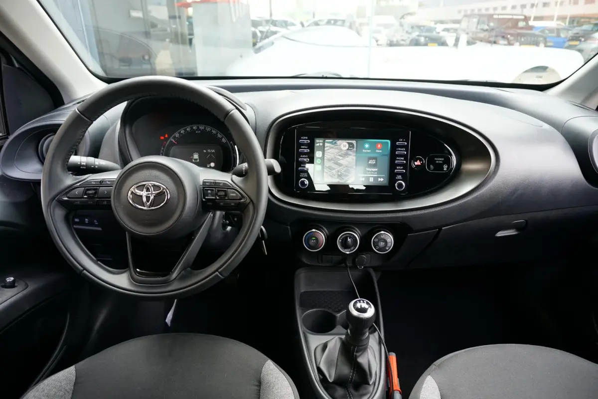 1.0 VVT-i MT Play + CAMERA / ADAPTIEVE CRUISE / CARPLAY