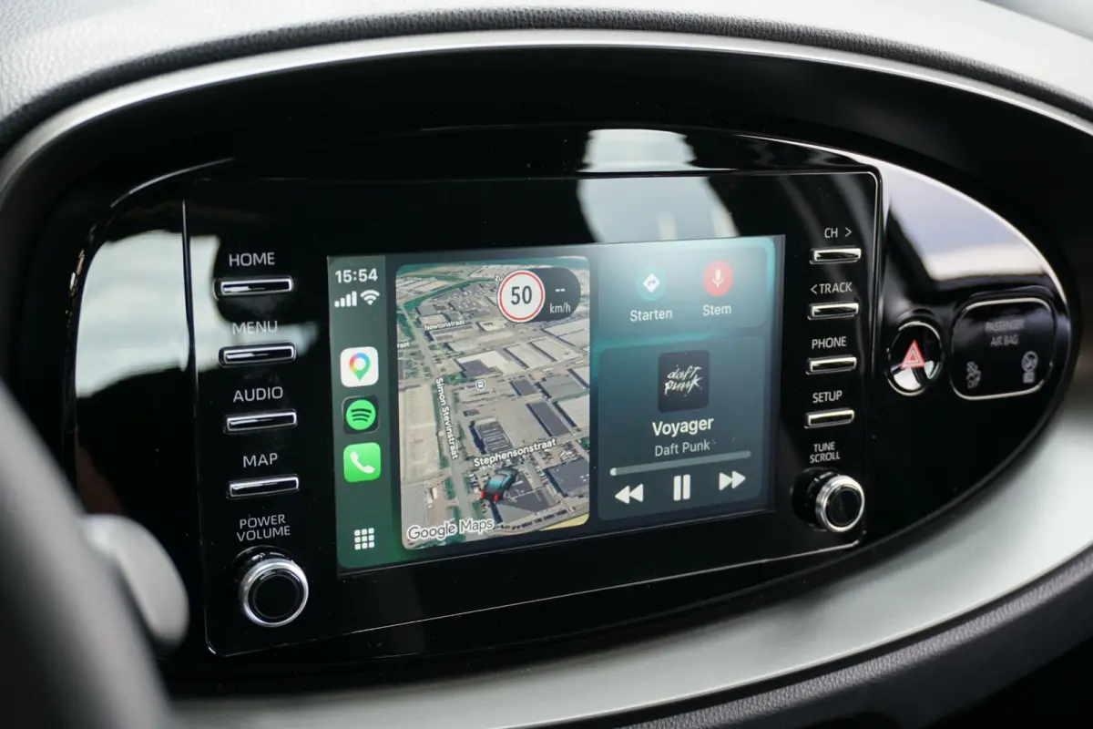 1.0 VVT-i MT Play + CAMERA / ADAPTIEVE CRUISE / CARPLAY
