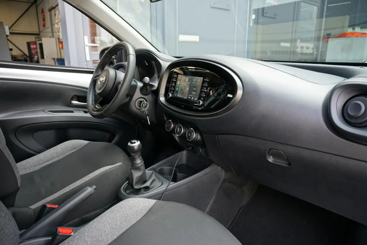 1.0 VVT-i MT Play + CAMERA / ADAPTIEVE CRUISE / CARPLAY