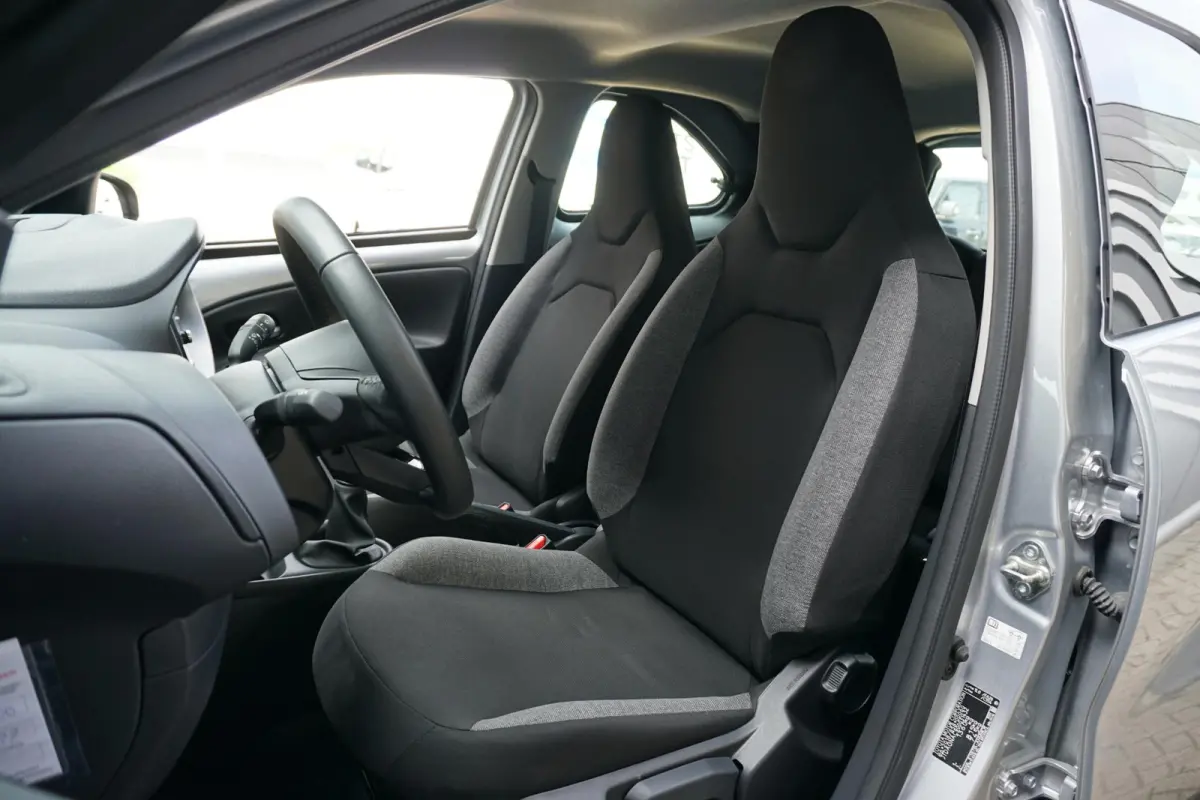1.0 VVT-i MT Play + CAMERA / ADAPTIEVE CRUISE / CARPLAY