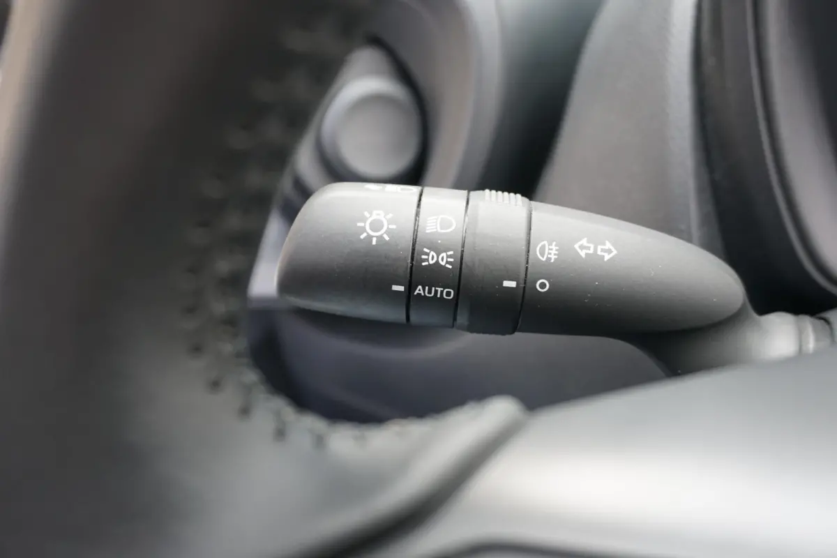 1.0 VVT-i MT Play + CAMERA / ADAPTIEVE CRUISE / CARPLAY