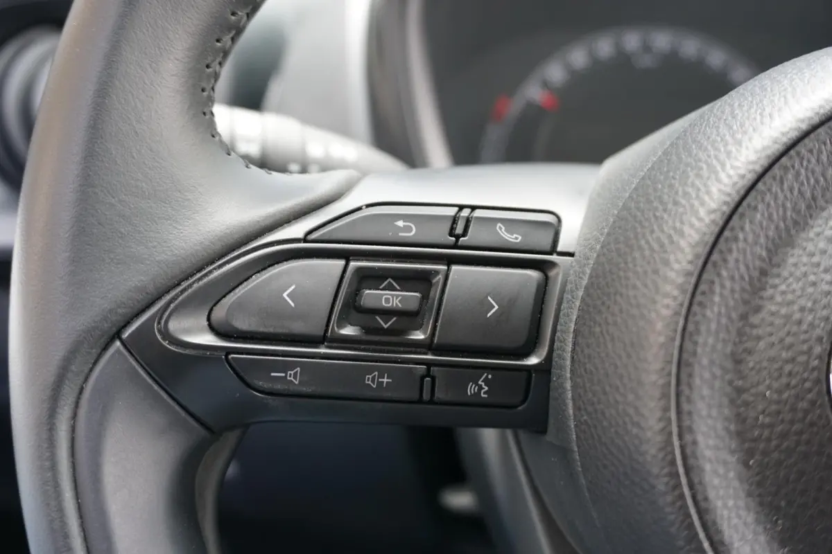 1.0 VVT-i MT Play + CAMERA / ADAPTIEVE CRUISE / CARPLAY