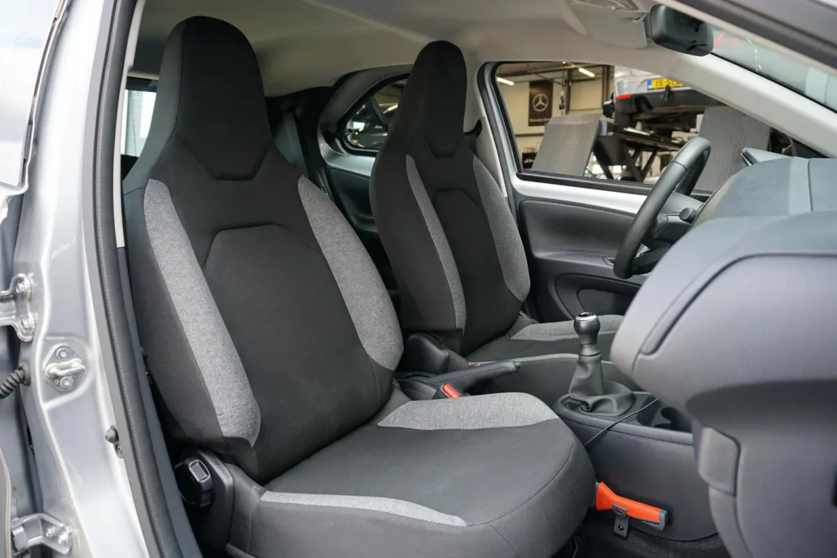 1.0 VVT-i MT Play + CAMERA / ADAPTIEVE CRUISE / CARPLAY