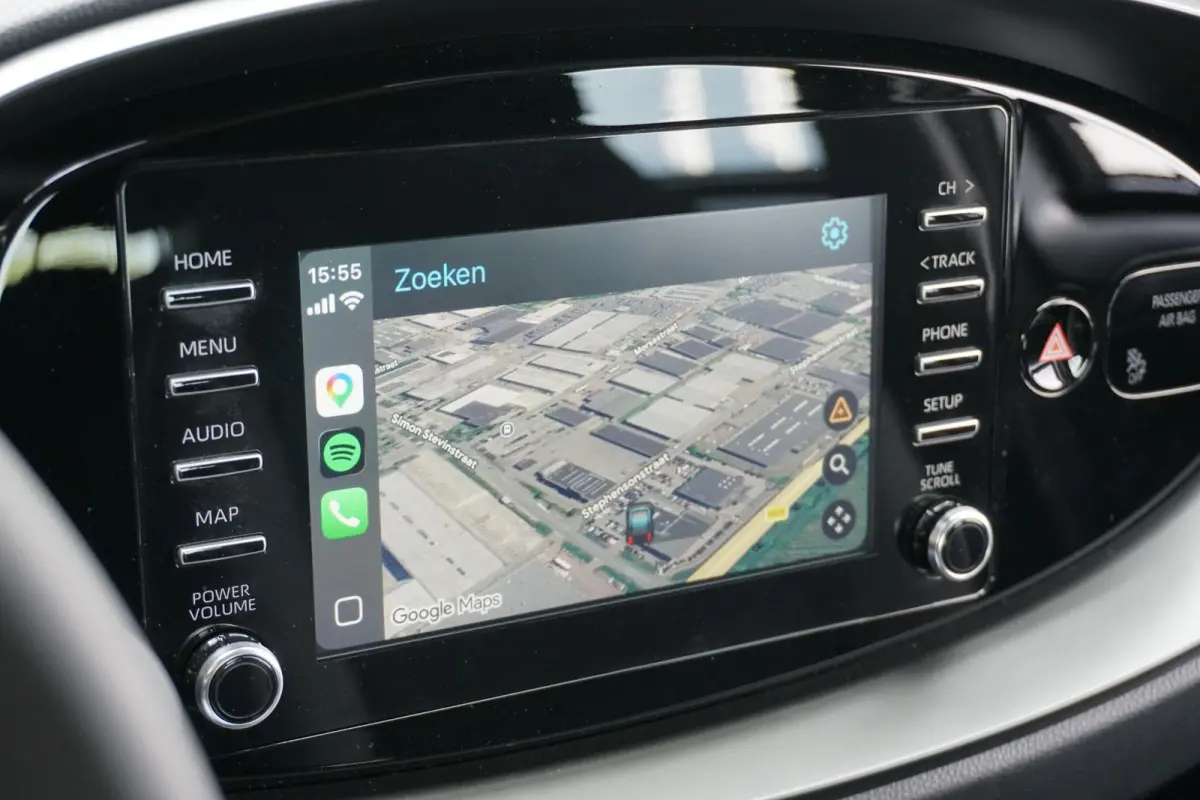 1.0 VVT-i MT Play + CAMERA / ADAPTIEVE CRUISE / CARPLAY