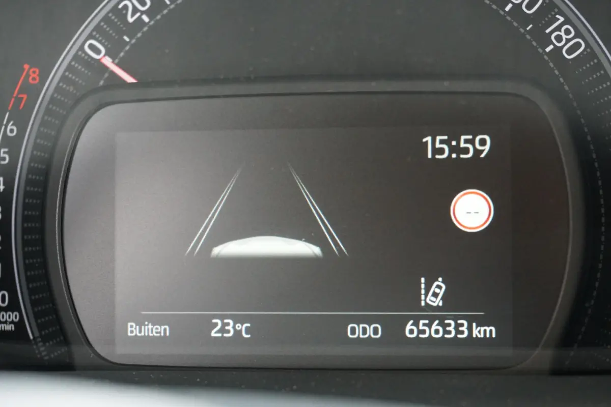 1.0 VVT-i MT Play + CAMERA / ADAPTIEVE CRUISE / CARPLAY