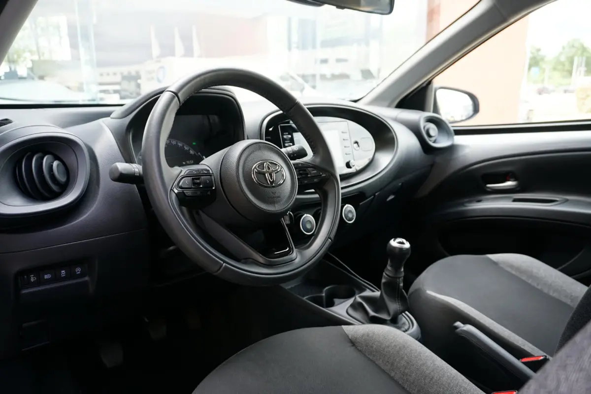 1.0 VVT-i MT Play + CAMERA / ADAPTIEVE CRUISE / CARPLAY