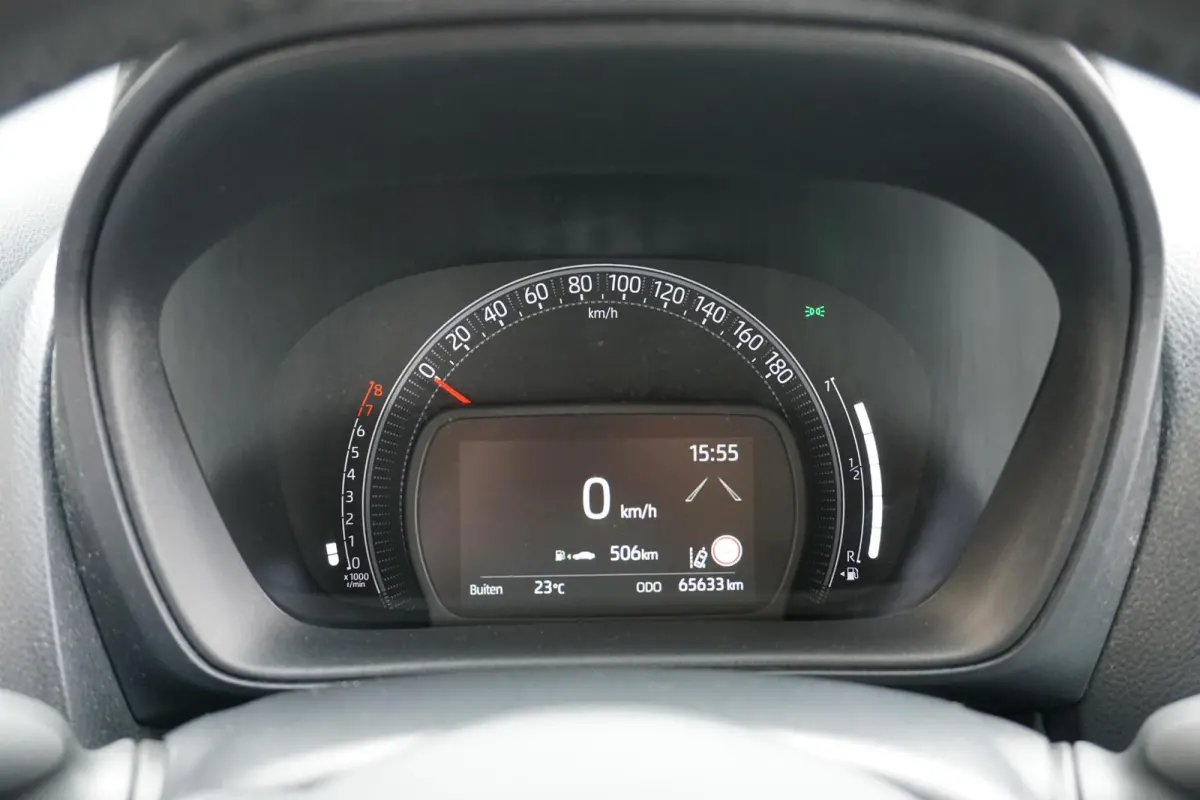 1.0 VVT-i MT Play + CAMERA / ADAPTIEVE CRUISE / CARPLAY