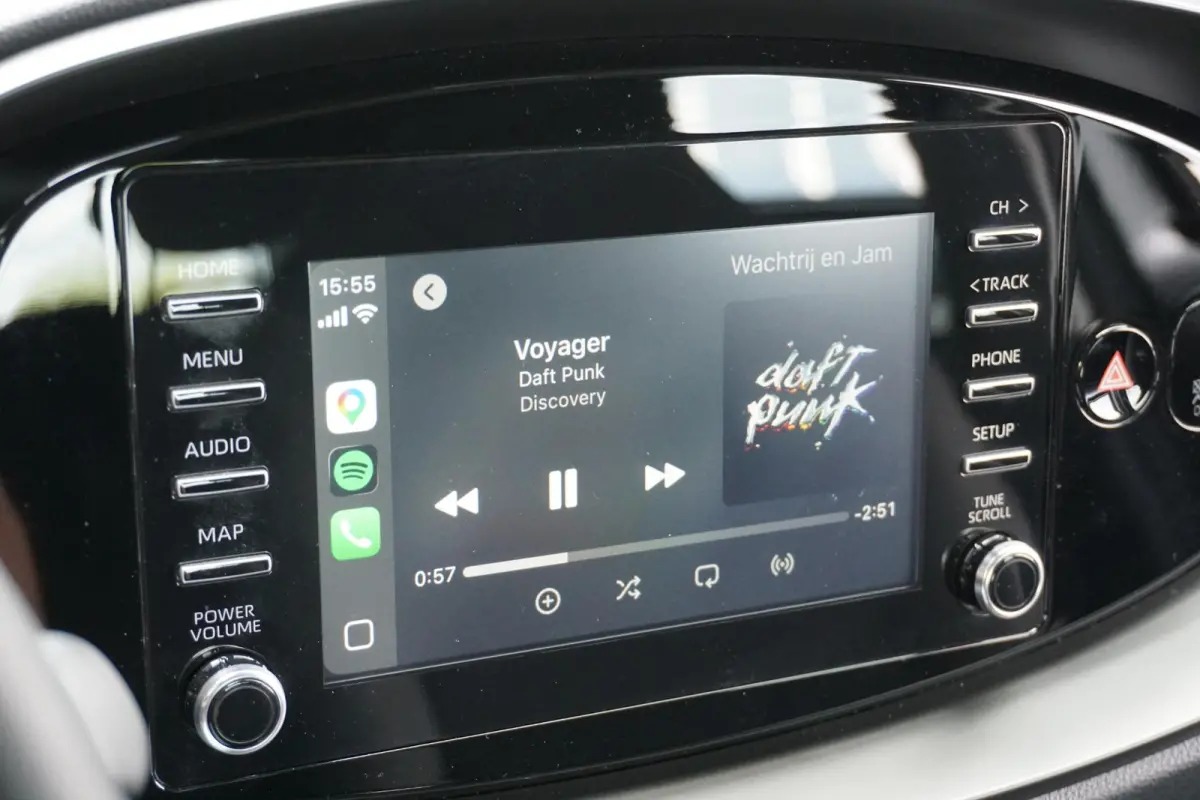 1.0 VVT-i MT Play + CAMERA / ADAPTIEVE CRUISE / CARPLAY