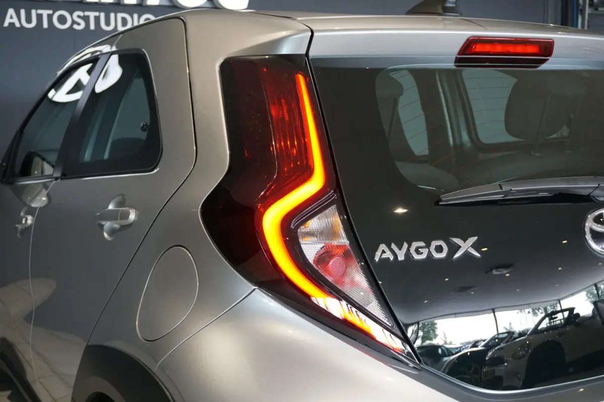 1.0 VVT-i MT Play + CAMERA / ADAPTIEVE CRUISE / CARPLAY