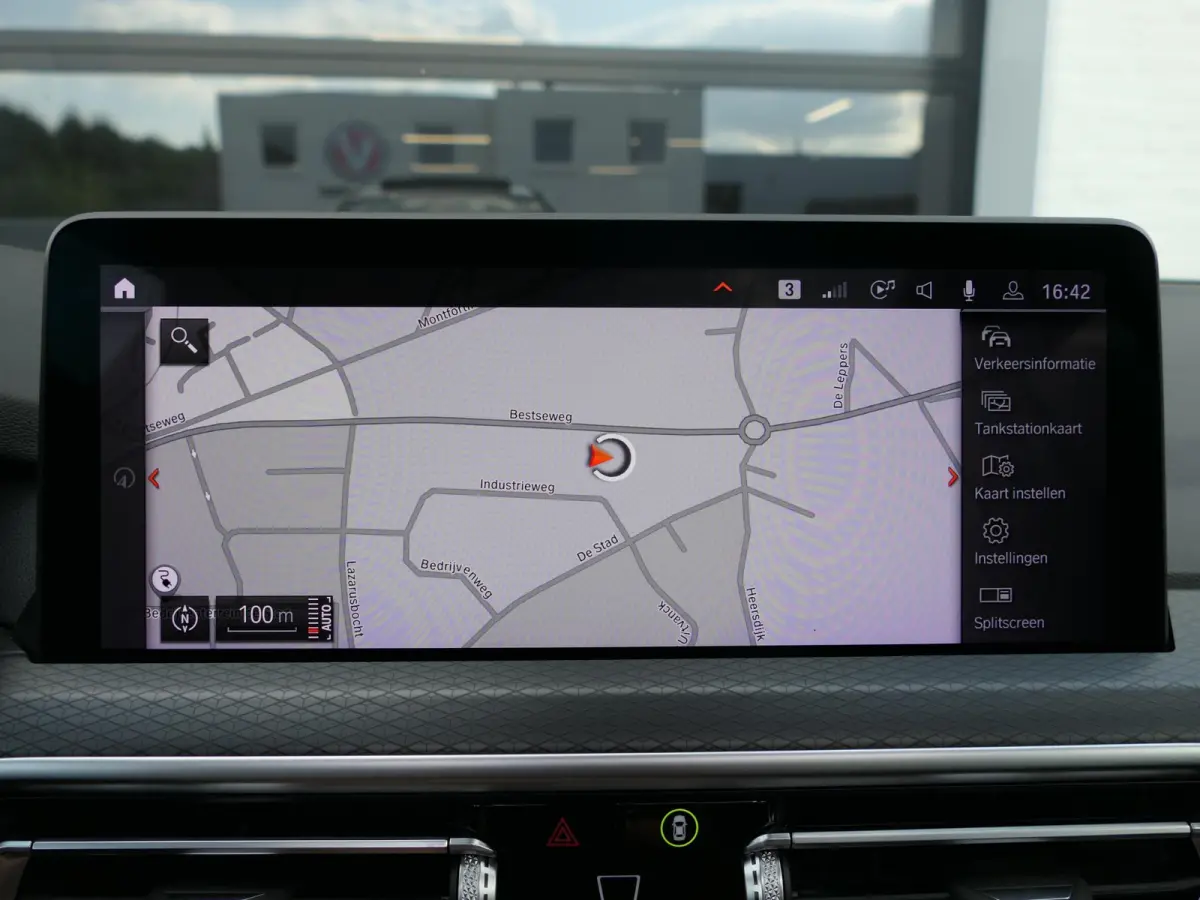 xDrive30e M-Sport | Facelift | Shadow line | Panoramadak | Leder | Laser LED | Stuur-/Stoelverwarming | Apple/Android carplay | Head-up display | Achteruitrijcamera | Elektrische achterklep 