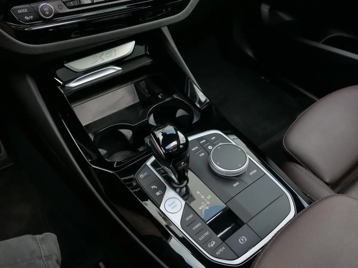 xDrive30e M-Sport | Facelift | Shadow line | Panoramadak | Leder | Laser LED | Stuur-/Stoelverwarming | Apple/Android carplay | Head-up display | Achteruitrijcamera | Elektrische achterklep 