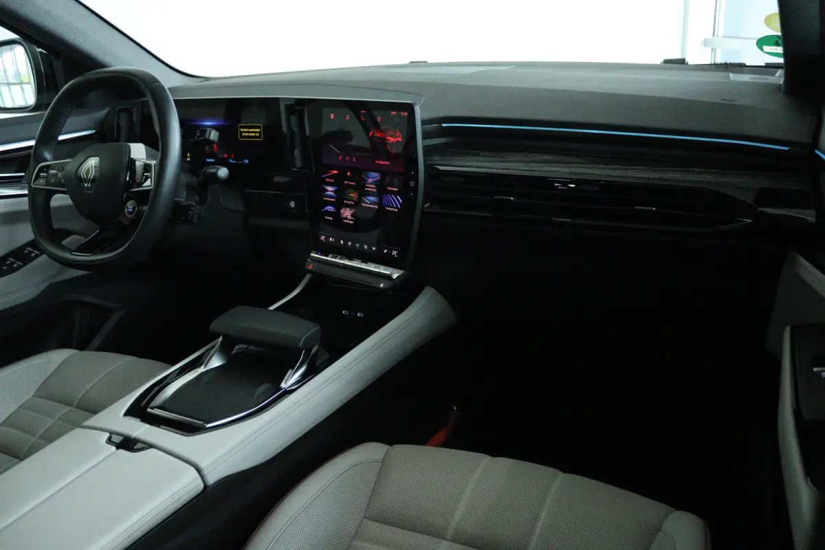 E-Tech full hybrid 200 iconic 5p. | Adapt. Cruise | Massage | Trekhaak | Pano | 360 Camera | 4-Wielsturing | Memory | Carplay | Keyless | Matrix