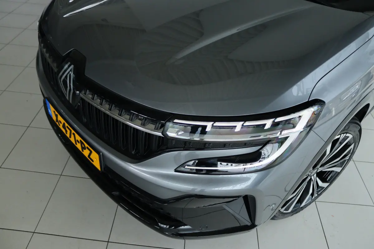 E-Tech full hybrid 200 iconic 5p. | Adapt. Cruise | Massage | Trekhaak | Pano | 360 Camera | 4-Wielsturing | Memory | Carplay | Keyless | Matrix
