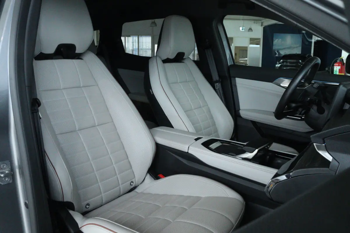 E-Tech full hybrid 200 iconic 5p. | Adapt. Cruise | Massage | Trekhaak | Pano | 360 Camera | 4-Wielsturing | Memory | Carplay | Keyless | Matrix