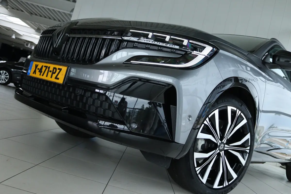 E-Tech full hybrid 200 iconic 5p. | Adapt. Cruise | Massage | Trekhaak | Pano | 360 Camera | 4-Wielsturing | Memory | Carplay | Keyless | Matrix
