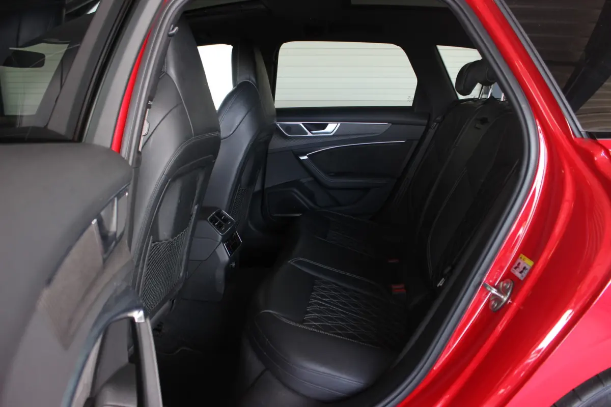 55 TFSI e Quattro Competition Tangorot Metallic | RS-stoelen | Black Optic | Head-Up | Camera | Pano | Adapt. Cruise | Trekhaak | Stoel/Stuurverw. | Carplay | Memory | Sfeerverl. | 20" LMV |