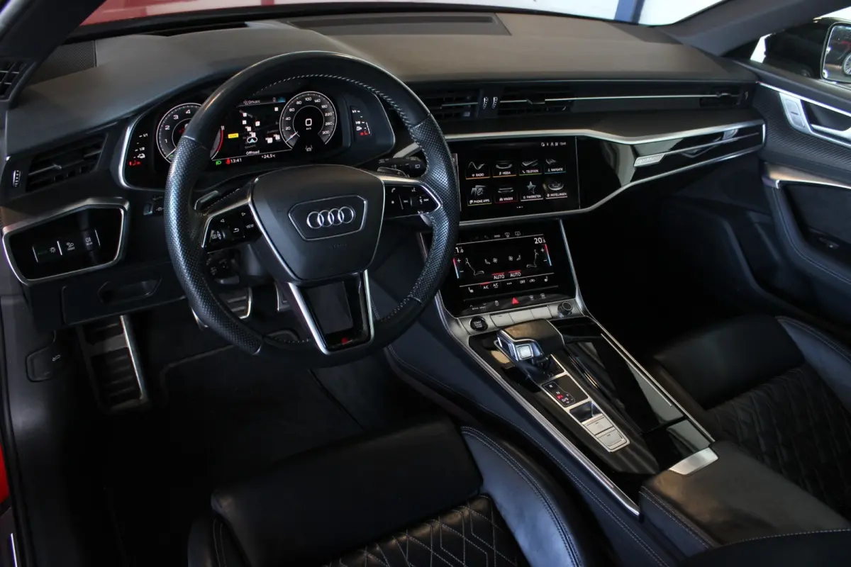 55 TFSI e Quattro Competition Tangorot Metallic | RS-stoelen | Black Optic | Head-Up | Camera | Pano | Adapt. Cruise | Trekhaak | Stoel/Stuurverw. | Carplay | Memory | Sfeerverl. | 20" LMV |