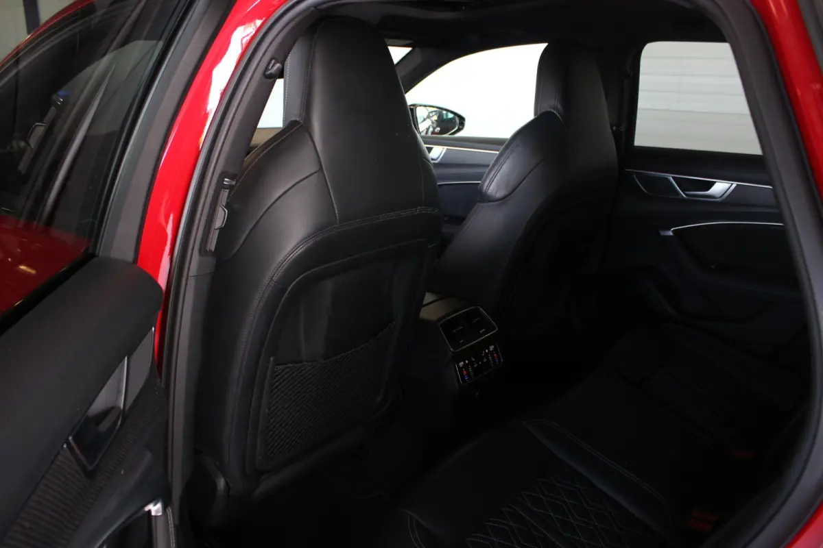 55 TFSI e Quattro Competition Tangorot Metallic | RS-stoelen | Black Optic | Head-Up | Camera | Pano | Adapt. Cruise | Trekhaak | Stoel/Stuurverw. | Carplay | Memory | Sfeerverl. | 20" LMV |