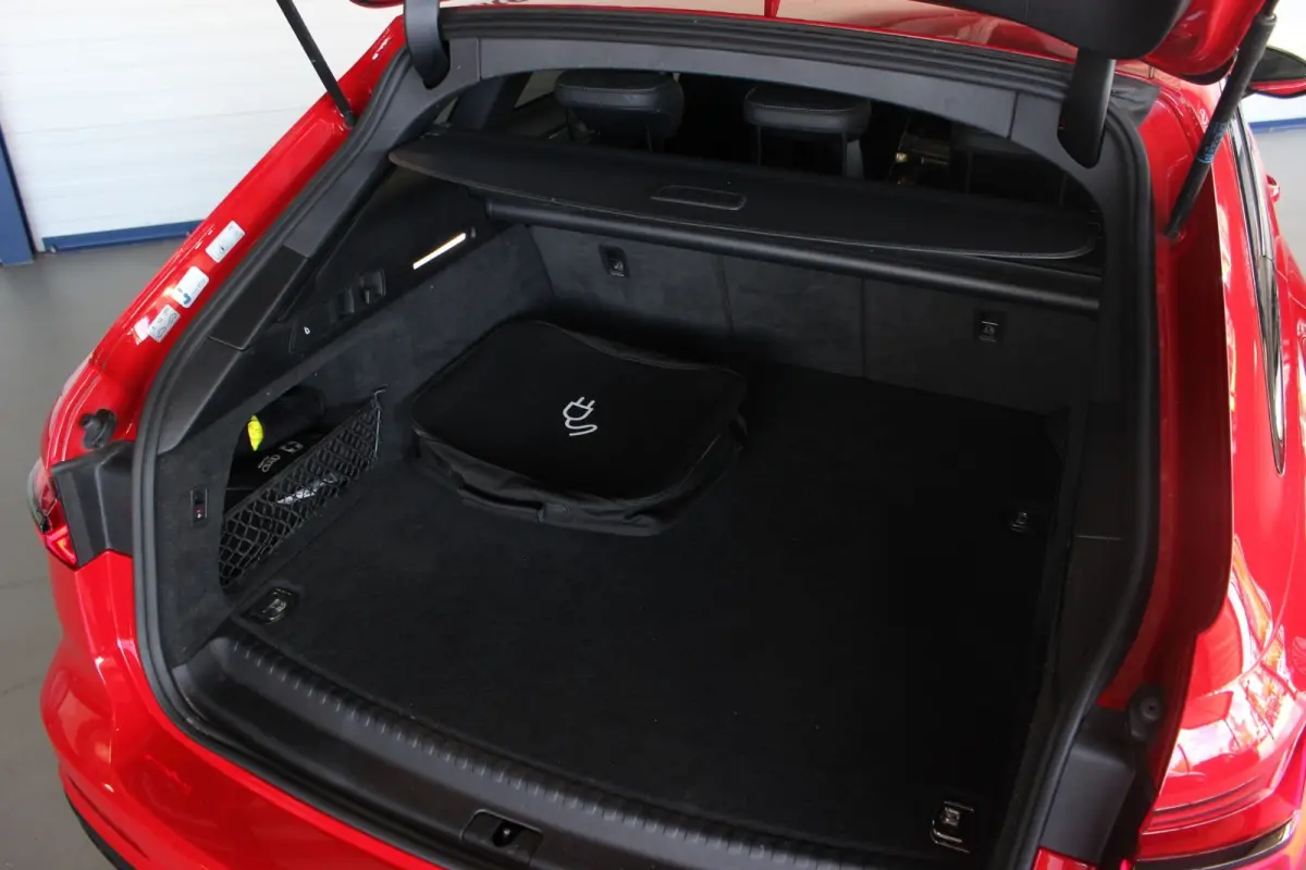 55 TFSI e Quattro Competition Tangorot Metallic | RS-stoelen | Black Optic | Head-Up | Camera | Pano | Adapt. Cruise | Trekhaak | Stoel/Stuurverw. | Carplay | Memory | Sfeerverl. | 20" LMV |