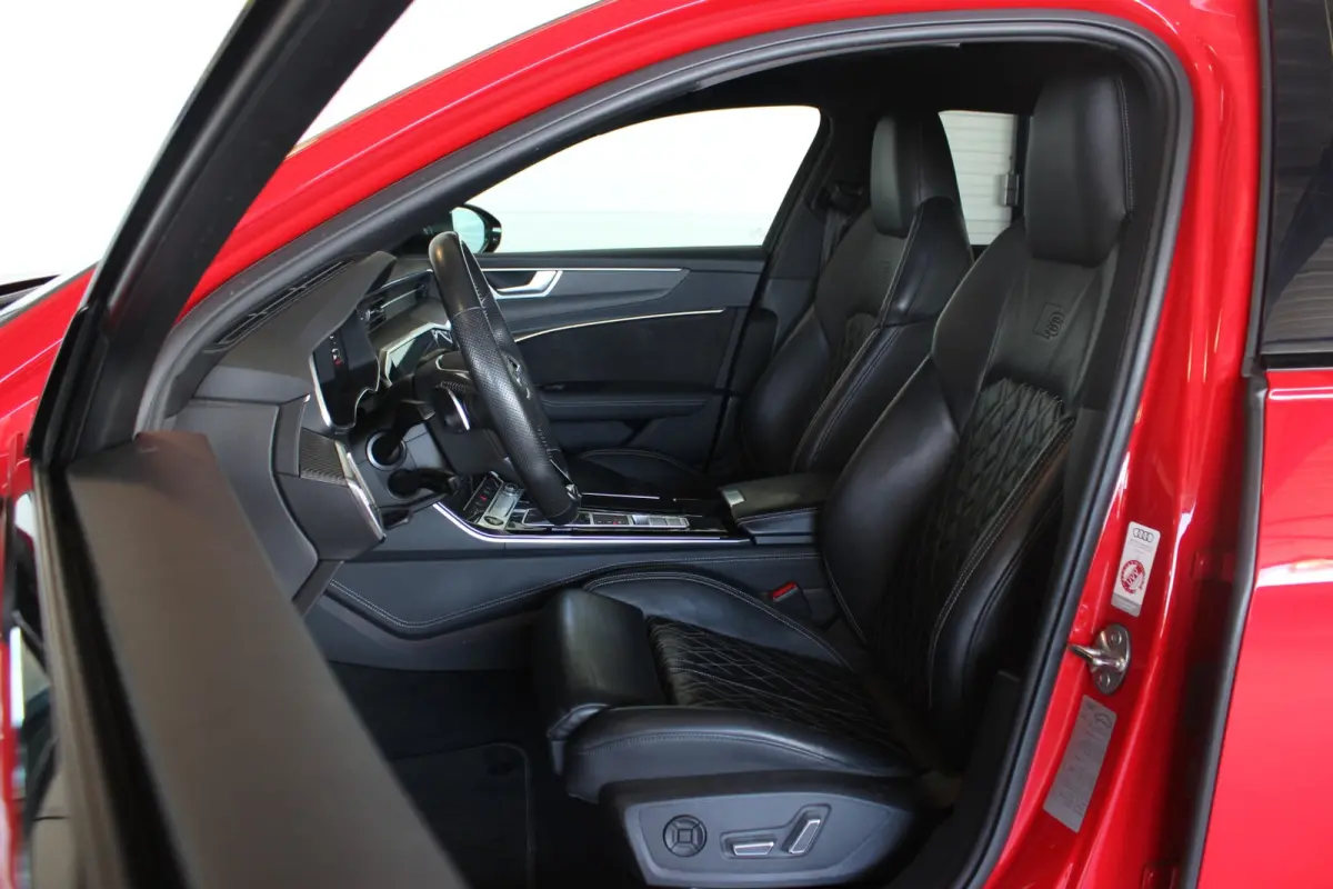 55 TFSI e Quattro Competition Tangorot Metallic | RS-stoelen | Black Optic | Head-Up | Camera | Pano | Adapt. Cruise | Trekhaak | Stoel/Stuurverw. | Carplay | Memory | Sfeerverl. | 20" LMV |